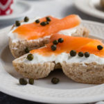 Cómo preparar un bocadillo de queso fresco y salmón