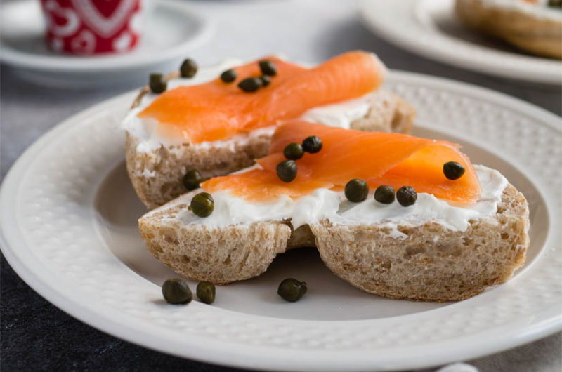 Receta de bocadillo integral de queso fresco y salmón ahumado