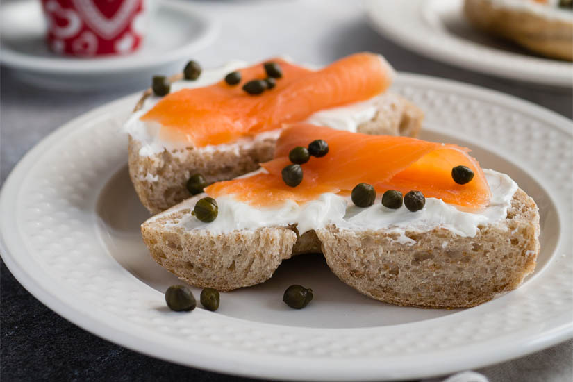 Receta de bocadillo integral de queso fresco y salmón ahumado | Muy  Saludables