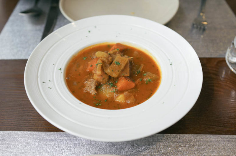 Receta de fricandó de ternera con setas y cebolla