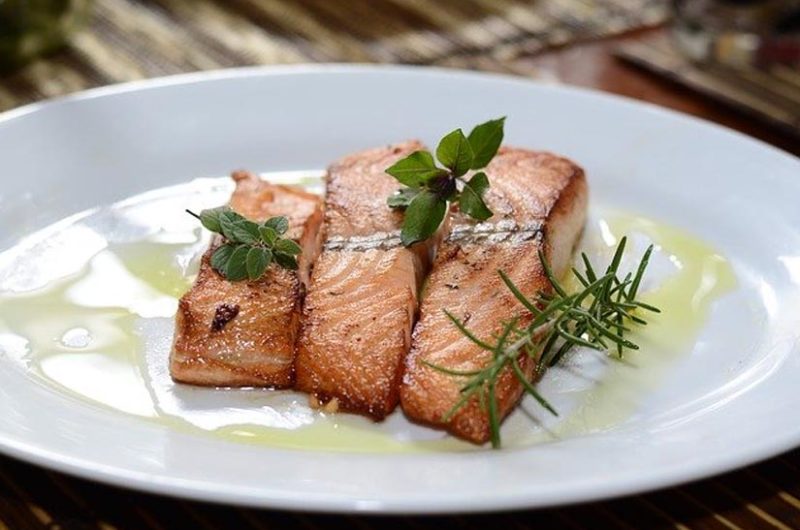 Receta de salmón al horno con mantequilla de romero