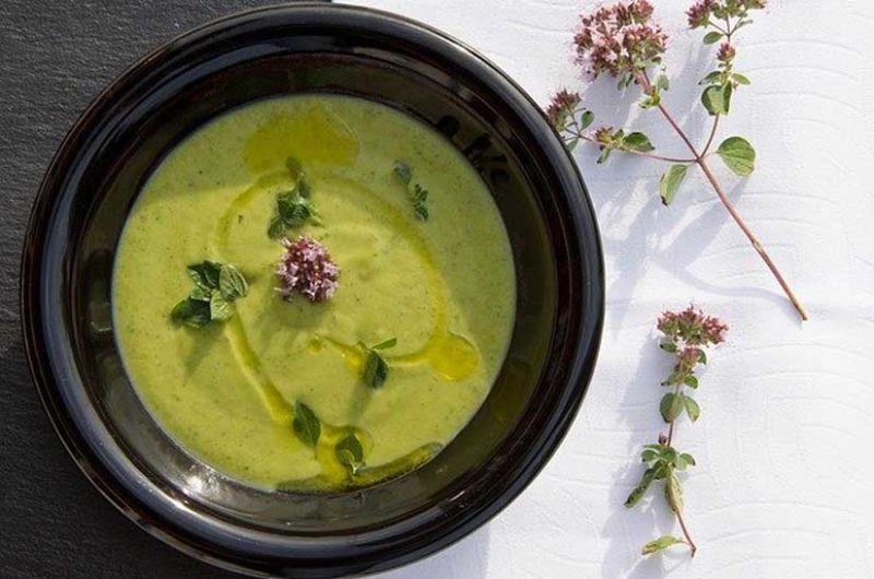 Receta de gazpacho verde de aguacate y pepino