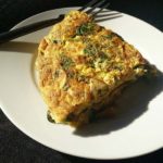 Cómo cocinar una tortilla de espinacas con pasas y piñones