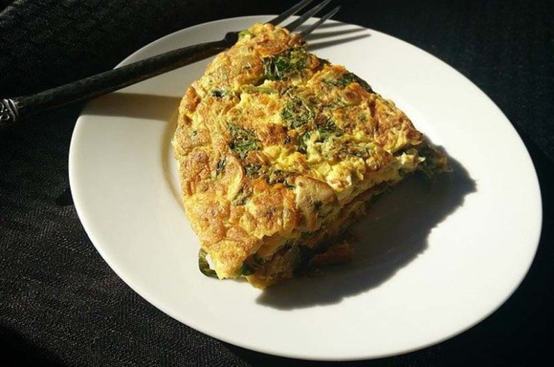 Receta de tortilla de espinacas con piñones y pasas