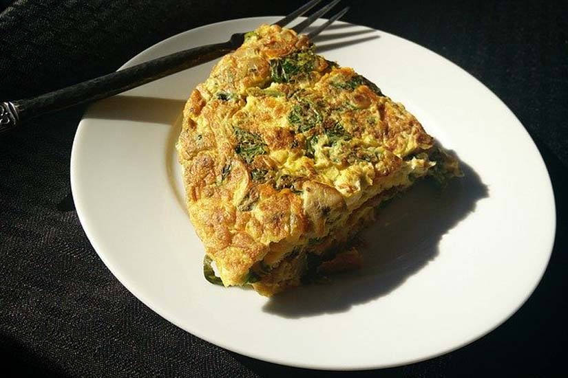 Cómo cocinar una tortilla de espinacas con pasas y piñones