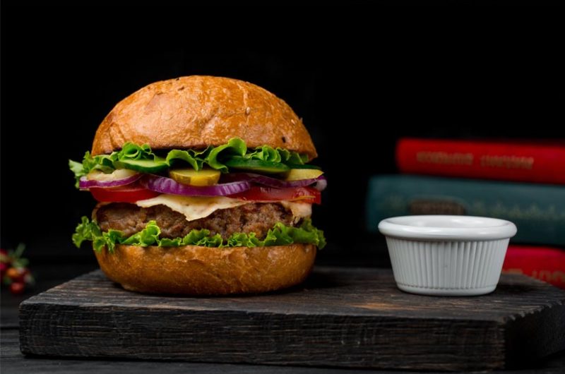 Receta de hamburguesa de vaca eco en pan de brioche y chips de yuca